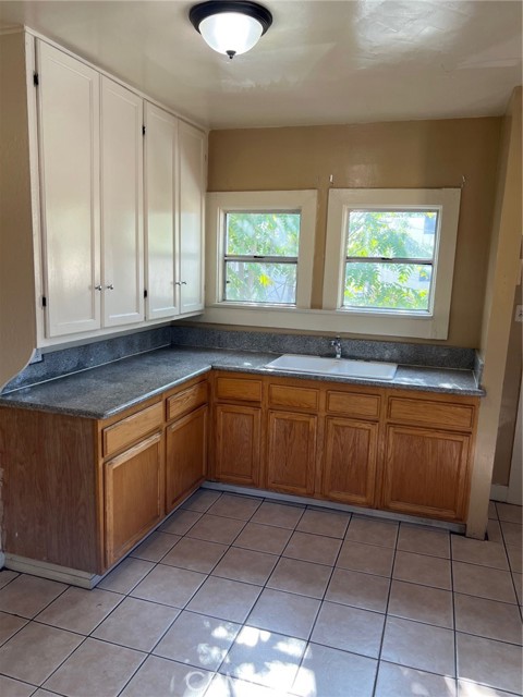 Detail Gallery Image 5 of 15 For 250 W 49th St, Los Angeles,  CA 90037 - – Beds | – Baths