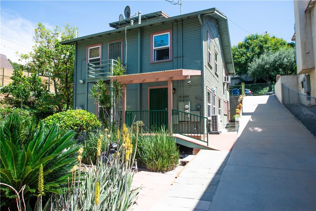 1639 Redcliff #1/2