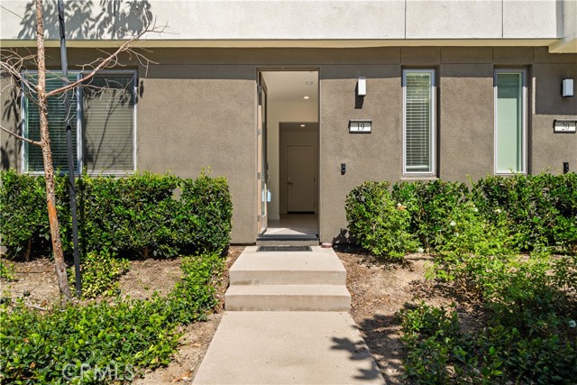 Detail Gallery Image 4 of 40 For 1860 S Westside Drive #19,  Anaheim,  CA 92805 - 4 Beds | 3/1 Baths