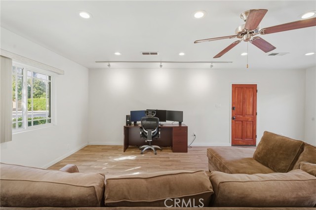 Detail Gallery Image 7 of 31 For 22639 Calvert St #F,  Woodland Hills,  CA 91367 - 1 Beds | 1 Baths