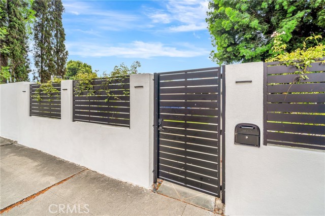 Detail Gallery Image 2 of 43 For 19706 Victory Bld, Woodland Hills,  CA 91367 - 4 Beds | 2 Baths