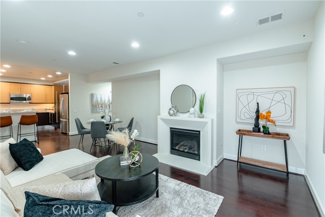 Detail Gallery Image 1 of 1 For 10609 Bloomfield St #204,  Toluca Lake,  CA 91602 - 2 Beds | 2 Baths