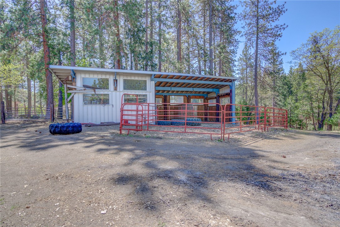 Detail Gallery Image 12 of 73 For 9809 N. Old Stage Road, Weed,  CA 96094 - 4 Beds | 3/1 Baths