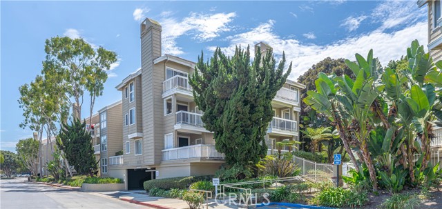 20251 Cape Coral Lane, Huntington Beach CA: https://media.crmls.org/medias/a9e22536-01cb-411a-b6e4-9921479e90af.jpg