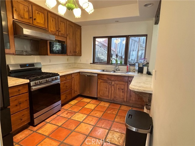 Detail Gallery Image 6 of 30 For 2045 Lookout Dr, Agoura Hills,  CA 91301 - 2 Beds | 2/1 Baths