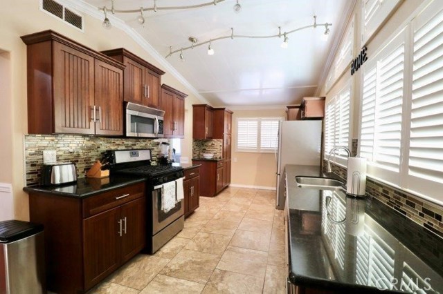 Detail Gallery Image 17 of 35 For 1366 Fern Lake Ave #114,  Brea,  CA 92821 - 2 Beds | 2 Baths