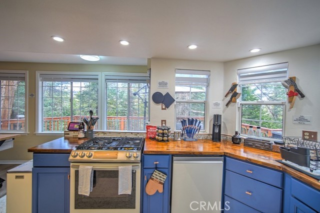 582 Rose Lane, Twin Peaks CA: https://media.crmls.org/medias/a9e4fea2-69a5-462d-8175-7e1b7bc9e754.jpg