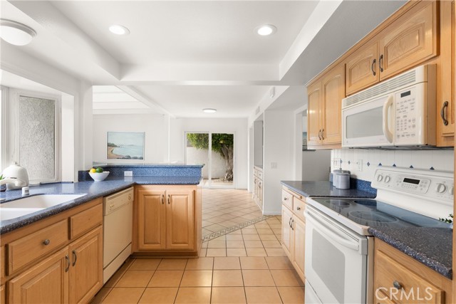 Detail Gallery Image 11 of 52 For 21941 Oceanview Ln, Huntington Beach,  CA 92646 - 4 Beds | 2/1 Baths
