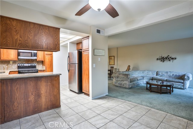 Detail Gallery Image 15 of 40 For 672 Greendale Ln, Pomona,  CA 91767 - 4 Beds | 2/1 Baths