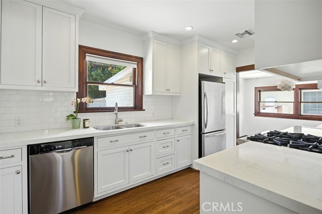 1206 N Keystone, Burbank CA: https://media.crmls.org/medias/a9e8e0da-a6d9-4b7c-b6ea-bc61c910295d.jpg