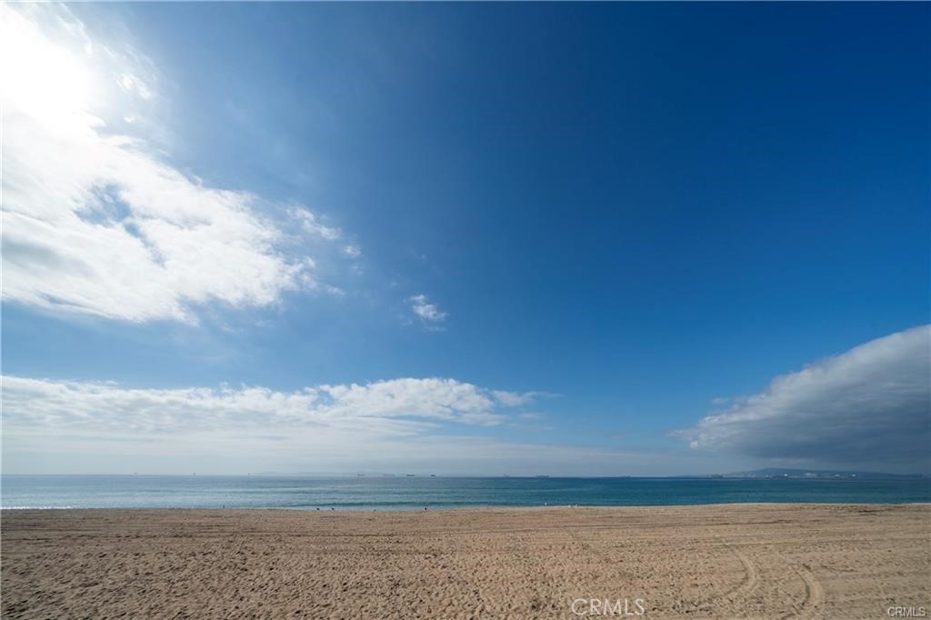 https://media.crmls.org/medias/a9eb9fcf-ece8-4af1-be31-2c247702d659.jpg?preset=X-Large