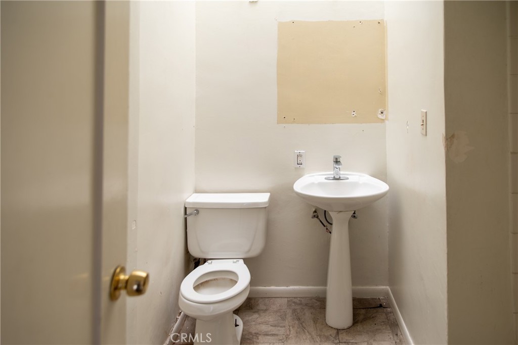 https://media.crmls.org/medias/a9eba57c-17d7-4948-b408-c76ed6904eb8.jpg?preset=X-Large