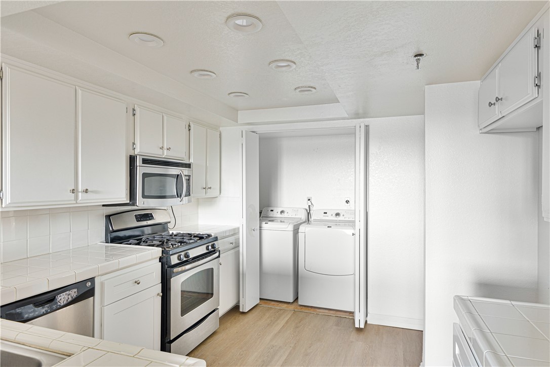 Detail Gallery Image 3 of 16 For 7735 Newman Ave #301,  Huntington Beach,  CA 92647 - 3 Beds | 2 Baths