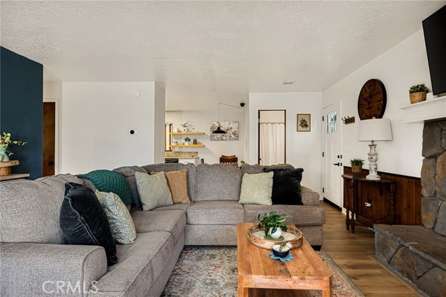 Detail Gallery Image 6 of 26 For 583 W Victoria Ct, Lake Arrowhead,  CA 92352 - 3 Beds | 2 Baths