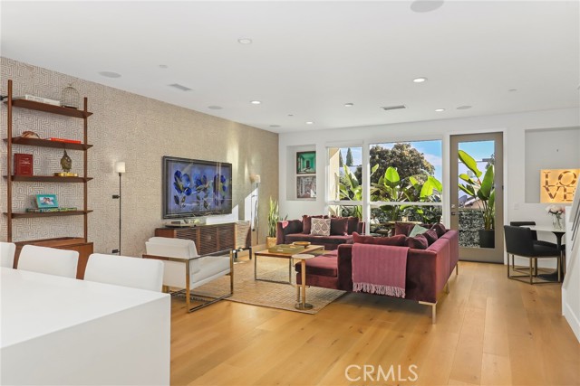 Detail Gallery Image 2 of 36 For 6072 W Studio Ct, Los Angeles,  CA 90038 - 3 Beds | 3/1 Baths