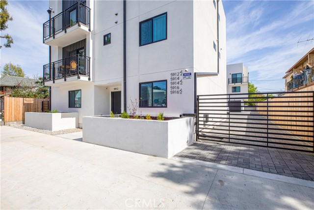 Detail Gallery Image 1 of 18 For 5916 1/2 N Tujunga Ave #1/2,  Los Angeles,  CA 91601 - 4 Beds | 4/1 Baths