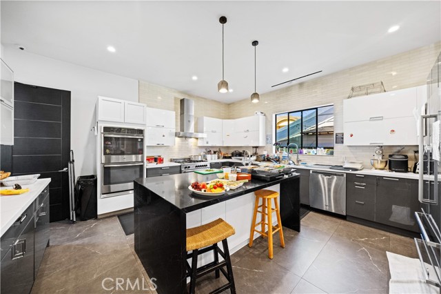 Detail Gallery Image 9 of 24 For 22913 Burbank, Woodland Hills,  CA 91367 - 11 Beds | 8 Baths