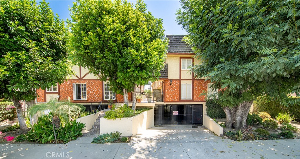 7422 Hazeltine Avenue #8