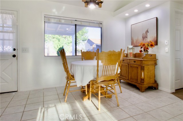 Detail Gallery Image 7 of 16 For 8011 Fuente, Oak Hills,  CA 92344 - 3 Beds | 2 Baths