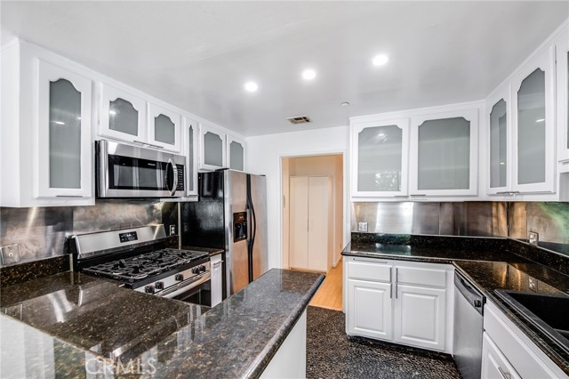 1401 S Bentley Avenue, Los Angeles CA: https://media.crmls.org/medias/a9ff95f1-7065-4b51-b98e-88607f49f602.jpg
