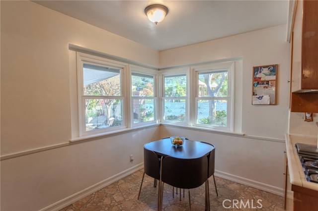 Detail Gallery Image 14 of 26 For 1724 Sombra Dr, Glendale,  CA 91208 - 3 Beds | 2 Baths