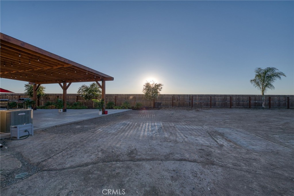 https://media.crmls.org/medias/aa04951c-dc35-4084-8560-410726d5663e.jpg?preset=X-Large