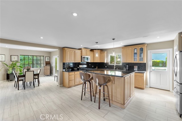 5187 Llano Drive, Woodland Hills CA: https://media.crmls.org/medias/aa0596d4-8c42-4a23-a012-0478deb7346c.jpg
