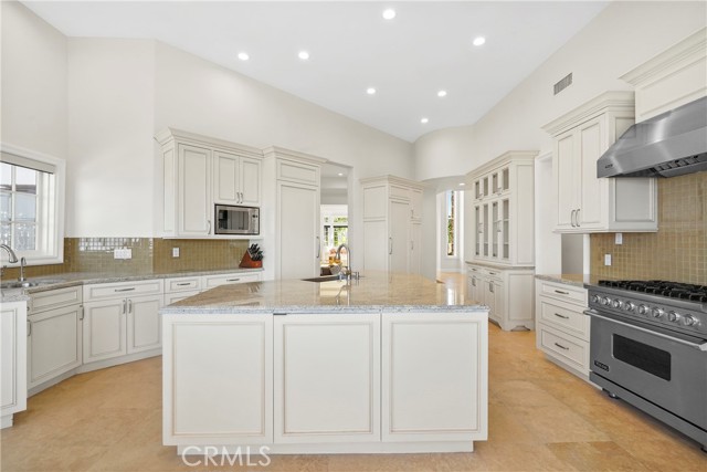 13320 Mulholland Drive, Beverly Hills CA: https://media.crmls.org/medias/aa0719bb-1a31-4a01-89c2-1380a14f343a.jpg