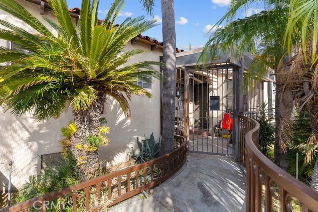 Detail Gallery Image 2 of 20 For 10001 Bowman Ave, South Gate,  CA 90280 - 4 Beds | 2 Baths