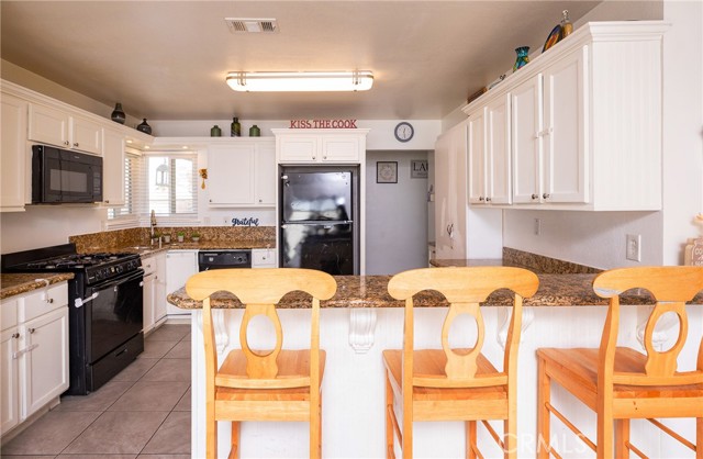 Detail Gallery Image 8 of 26 For 15996 Arroyo Dr, Victorville,  CA 92395 - 4 Beds | 2/1 Baths