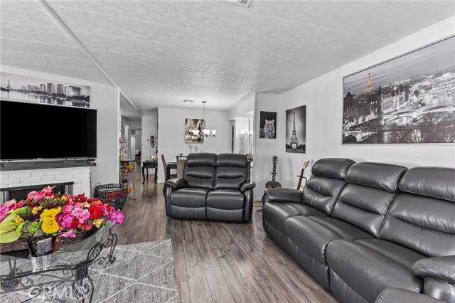 4000 Pierce Street, Riverside CA: https://media.crmls.org/medias/aa08dd75-44b2-4ba3-9615-f01b1ee9ba42.jpg