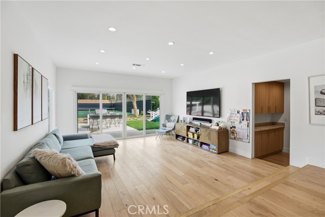 Detail Gallery Image 18 of 53 For 22637 Erwin St, Woodland Hills,  CA 91367 - 6 Beds | 5/1 Baths