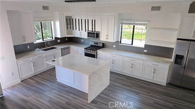 Detail Gallery Image 8 of 24 For 8238 Sharuzi Ln, Northridge,  CA 91325 - 4 Beds | 3 Baths