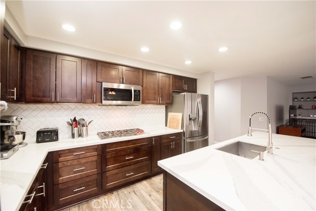 Detail Gallery Image 7 of 19 For 2714 Peachwood Cir, Corona,  CA 92882 - 4 Beds | 3 Baths