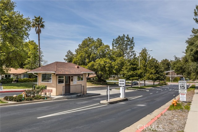 Detail Gallery Image 3 of 54 For 19221 Avenue of the Oaks #B,  Newhall,  CA 91321 - 2 Beds | 1 Baths