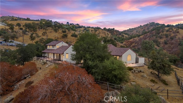30721 Condor Place, Tehachapi CA: https://media.crmls.org/medias/aa0afa42-2f43-48d1-b472-0d1e32b0e592.jpg