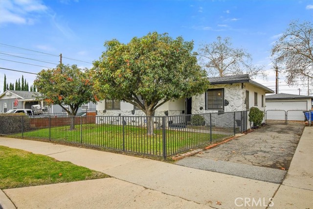 Fenced front yard with extra long driveway and gated backyard