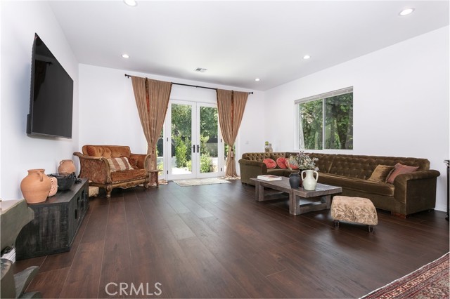 Detail Gallery Image 6 of 29 For 5825 Fulton Ave, Valley Glen,  CA 91401 - 3 Beds | 3 Baths