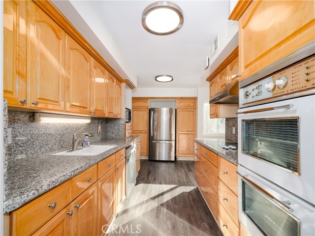 Detail Gallery Image 10 of 28 For 5411 Tyrone, Sherman Oaks,  CA 91401 - 3 Beds | 3 Baths