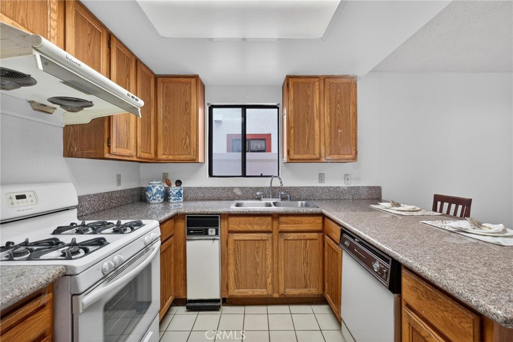 https://media.crmls.org/medias/aa0faaf6-7dce-4d5a-b0c1-5824aba29e9b.jpg?preset=X-Large