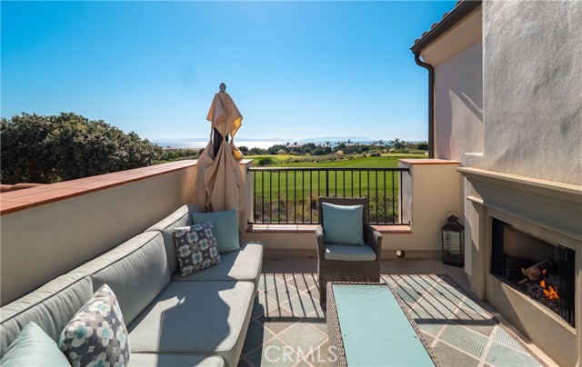 Cozy fireplace, daybed and umbrella, perfect for sunrises or sunsets!