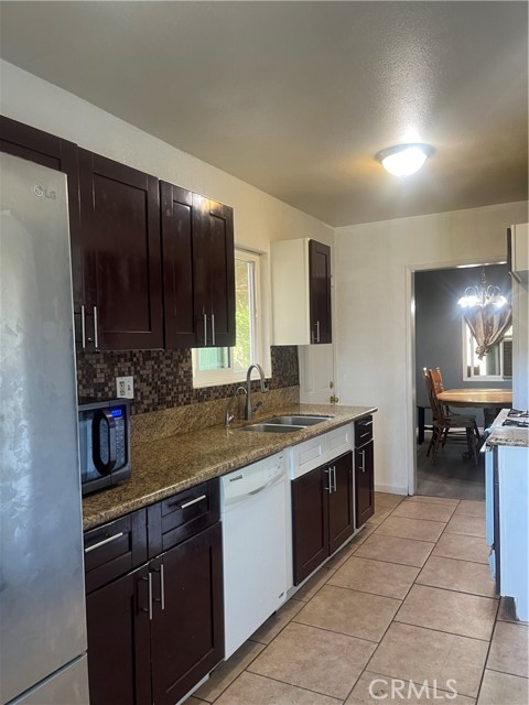 5617 29TH Street, Jurupa Valley CA: https://media.crmls.org/medias/aa119184-5158-44ca-8921-e37373d58f08.jpg