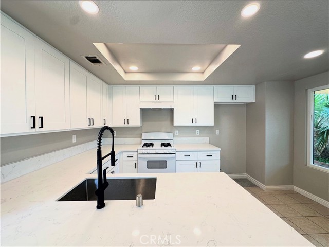 15965 Peach Tree Lane, Fontana CA: https://media.crmls.org/medias/aa12dd8a-b802-4558-9ea6-a6597a2c13ee.jpg