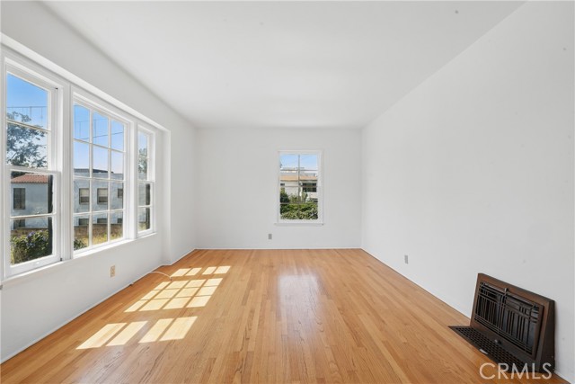 1327 S Burnside Avenue, Los Angeles CA: https://media.crmls.org/medias/aa13b835-a72d-468b-9b4a-62bf91ac4abf.jpg