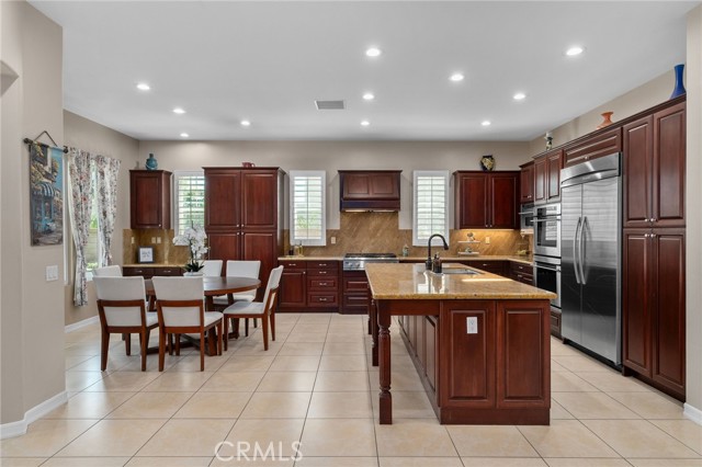8416 Sunset Rose Drive, Corona CA: https://media.crmls.org/medias/aa14d95a-206a-4a33-9636-136fd7c8104e.jpg