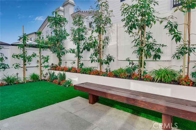 BACK YARD WITH SEATING