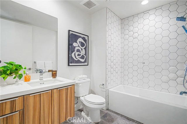 Detail Gallery Image 17 of 31 For 3981 Moore St #101,  Los Angeles,  CA 90066 - 2 Beds | 2 Baths