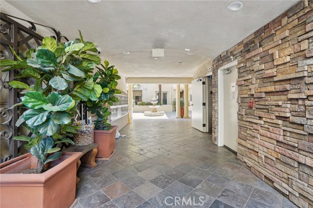 15206 Burbank Boulevard, Sherman Oaks CA: https://media.crmls.org/medias/aa20b020-4ba1-49e0-9f4b-a1dcddd16f93.jpg