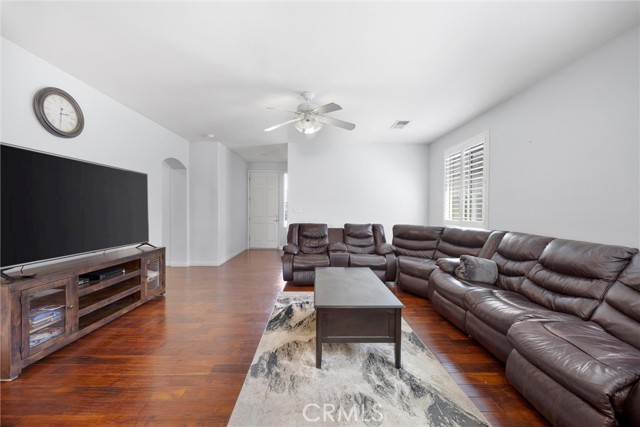 6202 Ocean Jasper Drive, Bakersfield CA: https://media.crmls.org/medias/aa2565ec-c46d-4f2b-9507-272ba6b10127.jpg