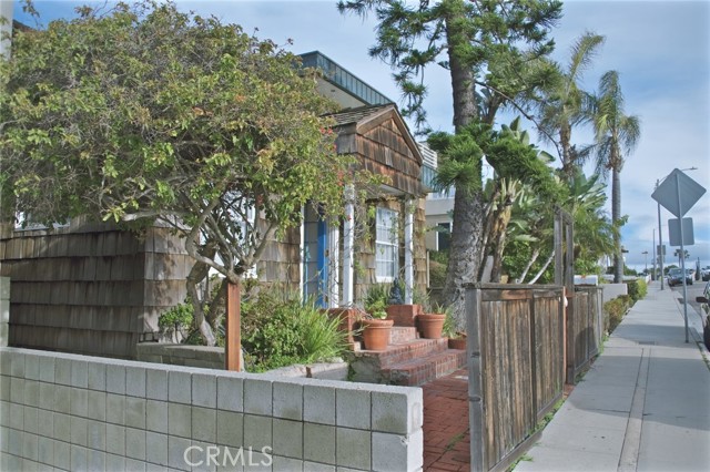 2314 Manhattan Avenue, Hermosa Beach, California 90254, 3 Bedrooms Bedrooms, ,2 BathroomsBathrooms,Residential,Sold,Manhattan,SB21195213